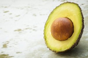 Avocado-cut-in-half-750x500